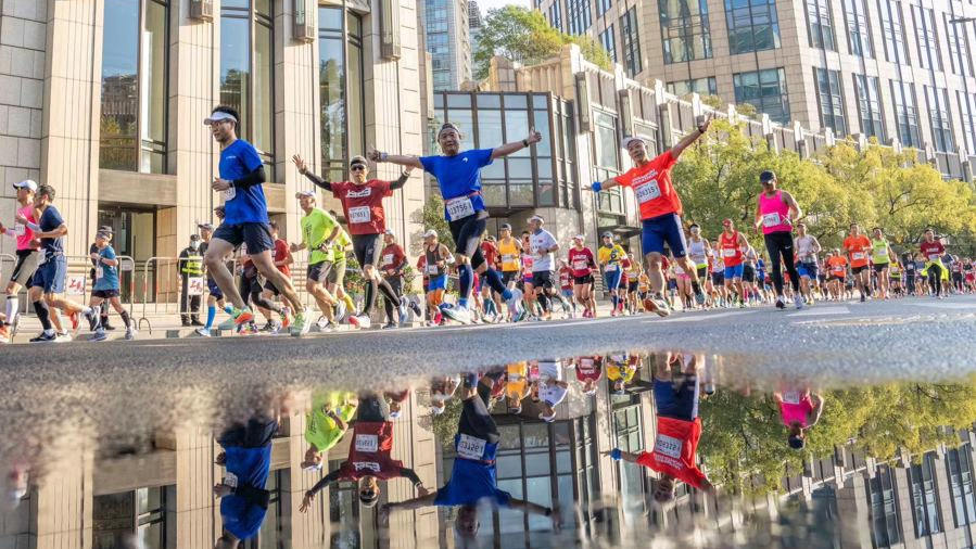 参加上海马拉松的选手们从太平湖侧的湖滨路跑向黄陂南路。记者 孟雨涵 摄  .jpeg