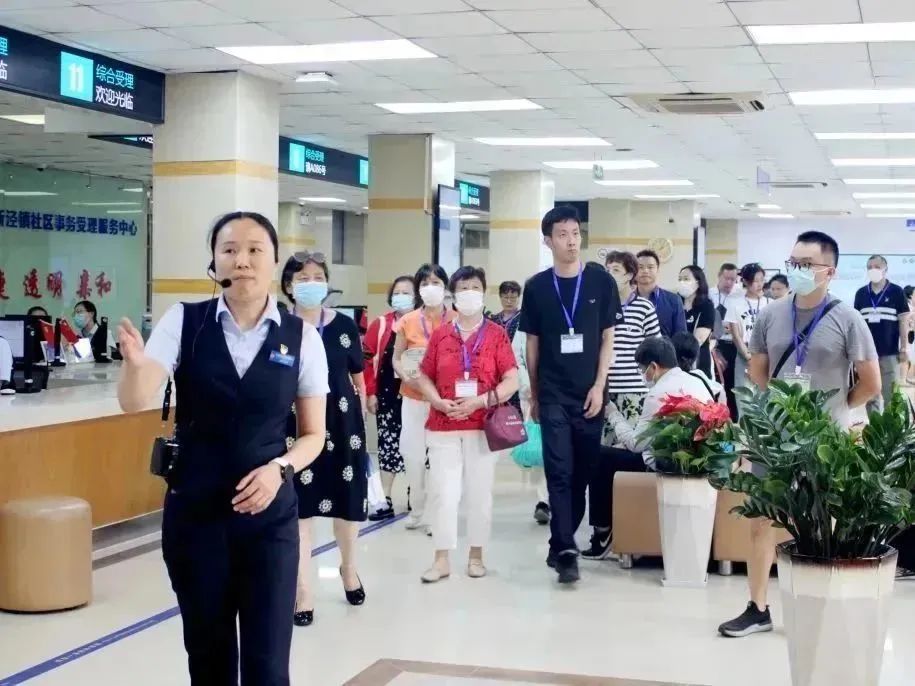 共建透明政务 共享发展成果——新泾镇社区事务受理服务中心政府开放月活动2.jpg