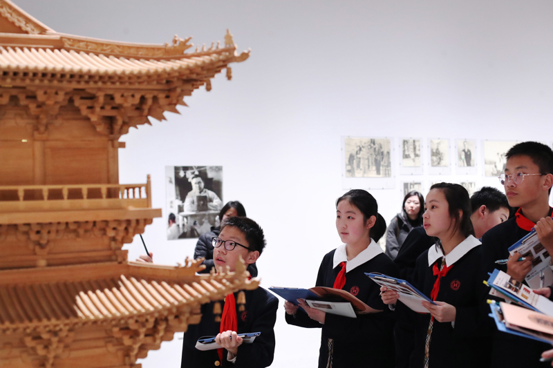 2月17日新学期伊始,来自华东师范大学第一附属初级中学的同学们走进趣看美术馆《栋梁——梁思成与林徽因学术文献展》探寻中国古建筑之美,将美术课堂搬进了美术馆.jpg 2月17日新学期伊始,来自华东师范大学第一附属初级中学的同学们走进趣看美术馆《栋梁——梁思成与林徽因学术文献展》探寻中国古建筑之美,将美术课堂搬进了美术馆.jpg