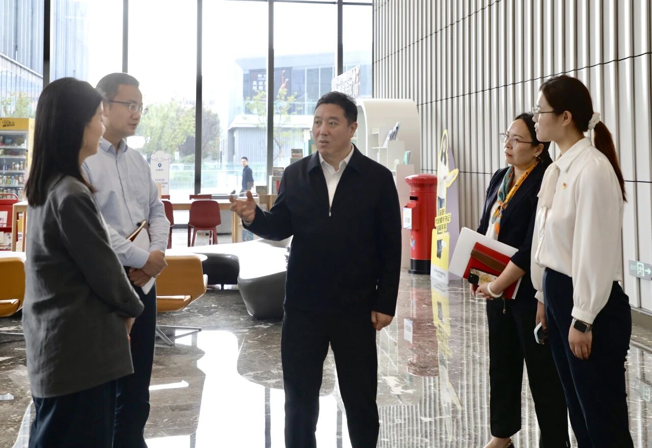 长宁区委书记孔福安在程家桥街道调研营商服务工作2.jpg