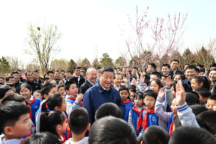 这是习近平同在场的干部群众、少先队员亲切交谈。新华社记者 燕雁 摄.jpg