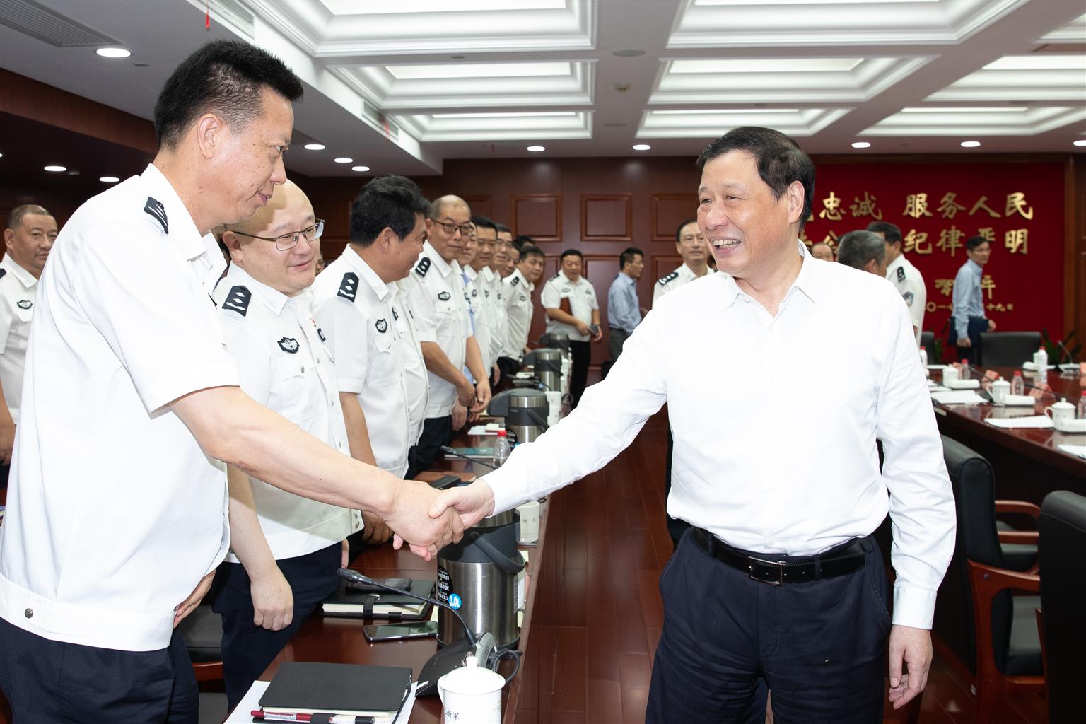 使智慧公安成为“一网通办”典范 应勇赴市公安局调研