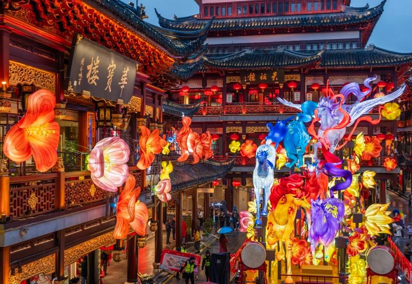 华灯初上 “最上海”年味来了 2026马年豫园新春灯会正式亮灯 一张门票关联多项权益实现“票根秒变消费券”