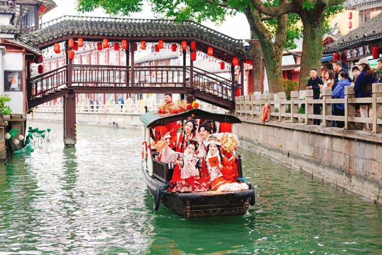 提一盏花灯入梦江南,来青浦用一场元宵灯海收官蛇年春节! 提一盏花灯入梦江南,来青浦用一场元宵灯海收官蛇年春节!