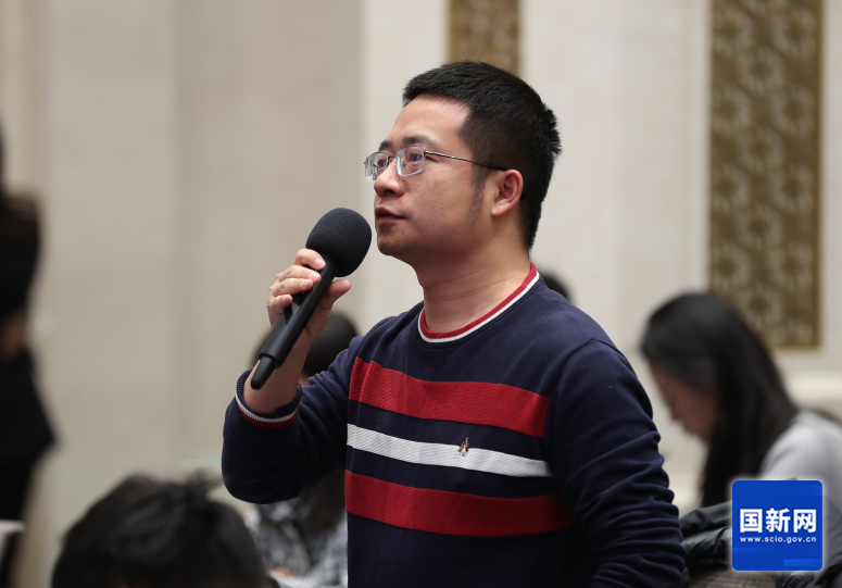 人民日报记者提问（刘健 摄）.png