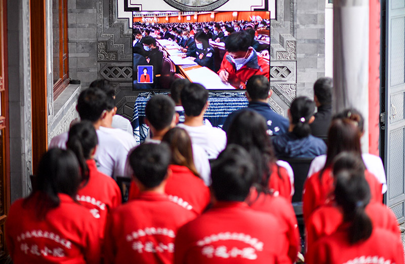 10月16日,在云南省大理白族自治州大理市白族传统村落古生村,中国农业大学、云南农业大学等高校的老师、学生和村民在村中科技小院内收看中国共产党第二十次全国代表大会开幕会。.jpg 10月16日,在云南省大理白族自治州大理市白族传统村落古生村,中国农业大学、云南农业大学等高校的老师、学生和村民在村中科技小院内收看中国共产党第二十次全国代表大会开幕会。.jpg