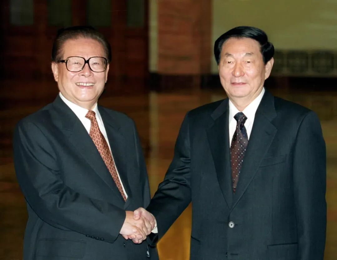 2002年10月22日,江泽民同志和朱镕基同志在北京人民大会堂合影。.jpg
