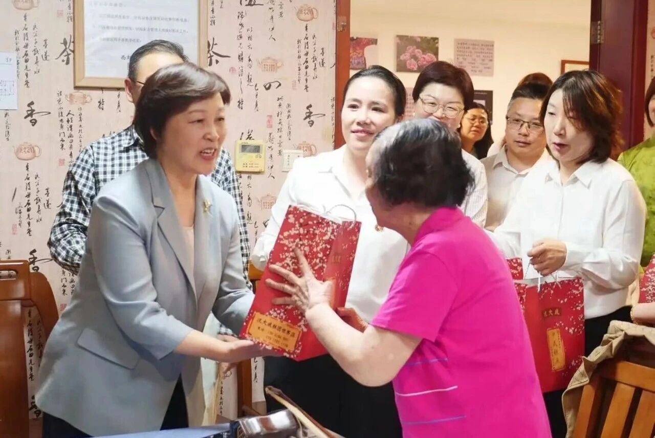 长宁区领导开展“敬老月”走访慰问5.jpg