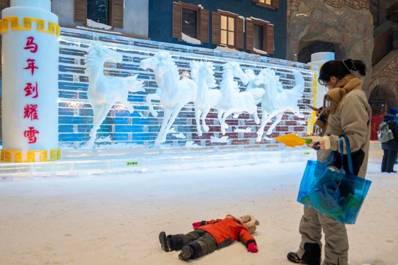 首次嵌入灯光制作成冰灯 上海耀雪百吨冰雕“八骏图”迎客