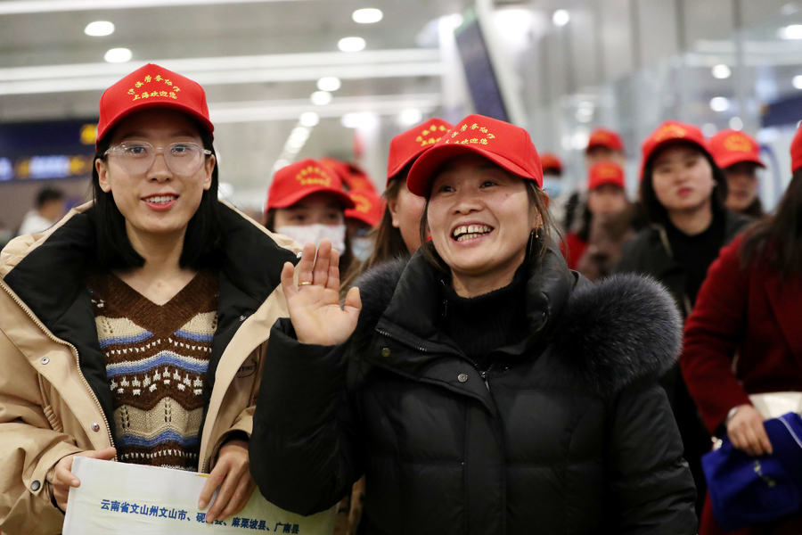 昨天，100名云南来沪务工劳动者顺利抵达浦东国际机场。记者 蒋迪雯 摄  .jpg