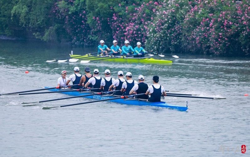 赛艇运动员面朝起点,背向划行,在竞赛中感受赛道沿途美好风光.jpeg 赛艇运动员面朝起点,背向划行,在竞赛中感受赛道沿途美好风光.jpeg