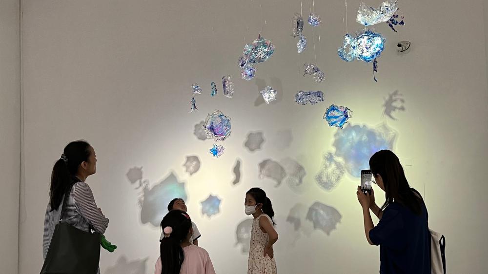 “初芒计划”展览现场,小观众与喜爱的作品合影.jpeg “初芒计划”展览现场,小观众与喜爱的作品合影.jpeg