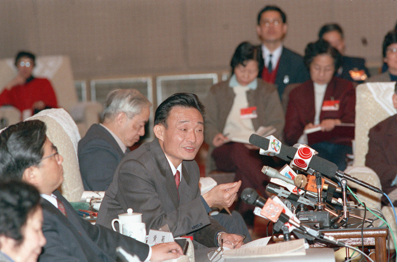 1994年3月,时任上海市委书记的吴邦国同志在全国两会上海代表团全团会议上。新华社记者刘建国 摄.jpg 1994年3月,时任上海市委书记的吴邦国同志在全国两会上海代表团全团会议上。新华社记者刘建国 摄.jpg