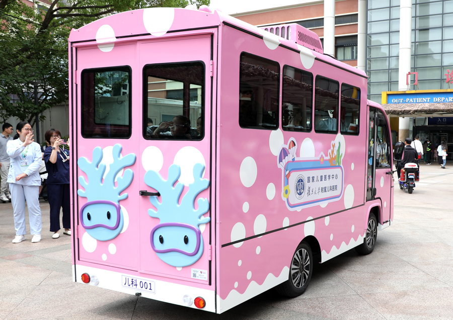 粉色电动接驳车“复儿号Lucky Shuttle”。资料图片.jpeg 粉色电动接驳车“复儿号Lucky Shuttle”。资料图片.jpeg