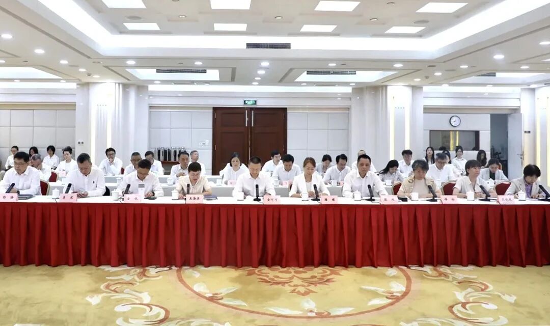 中共长宁区委召开党外人士座谈会,张伟与各民主党派区委新老领导班子集体谈心3.jpg