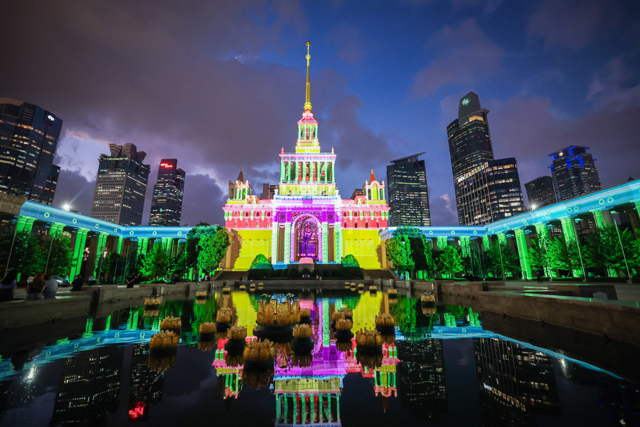 上海国际光影节主会场上海展览中心流光溢彩。 均 记者 海沙尔 摄.jpg 上海国际光影节主会场上海展览中心流光溢彩。 均 记者 海沙尔 摄.jpg