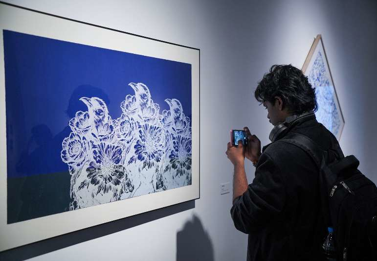 “青花+艺术大展”,观众在观展中。.jpg