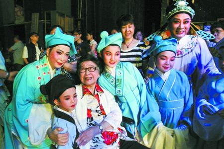 红花装点 送她笑着离开 红花装点 送她笑着离开