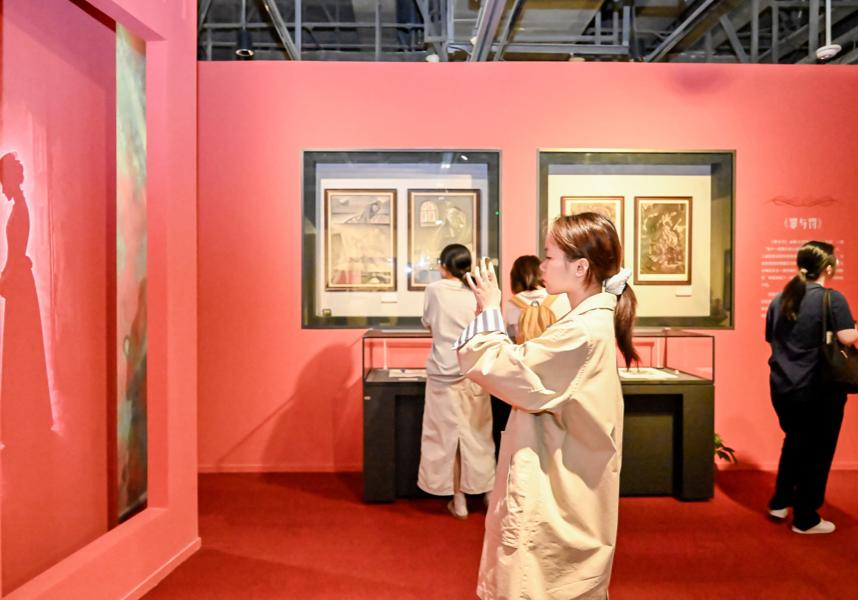 观众观展十分投入.jpeg