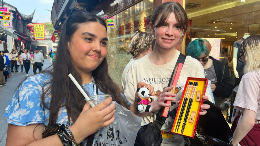 昨天,马斯卡廷中学学生展示在豫园购买的纪念品。 顾杰 摄.jpeg 昨天,马斯卡廷中学学生展示在豫园购买的纪念品。 顾杰 摄.jpeg