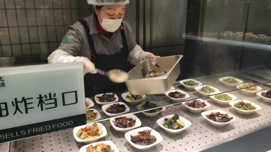 大年初一11时许，淞滨路上的五分之一社区餐厅正在出菜。 吴卫群 摄  .jpg