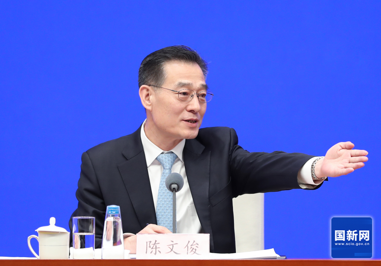 陈文俊邀请记者提问 （栾海军 摄）.png