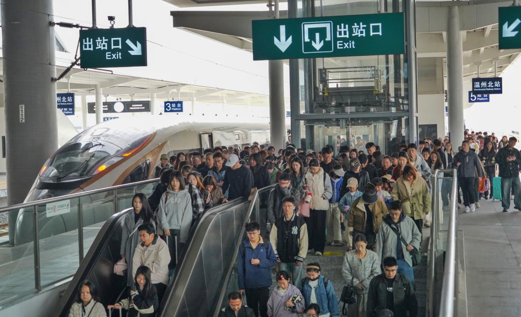 4月4日,在浙江省温州北站,抵达的乘客提着行李有序离开站台。新华社发(苏巧将摄).jpeg 4月4日,在浙江省温州北站,抵达的乘客提着行李有序离开站台。新华社发(苏巧将摄).jpeg