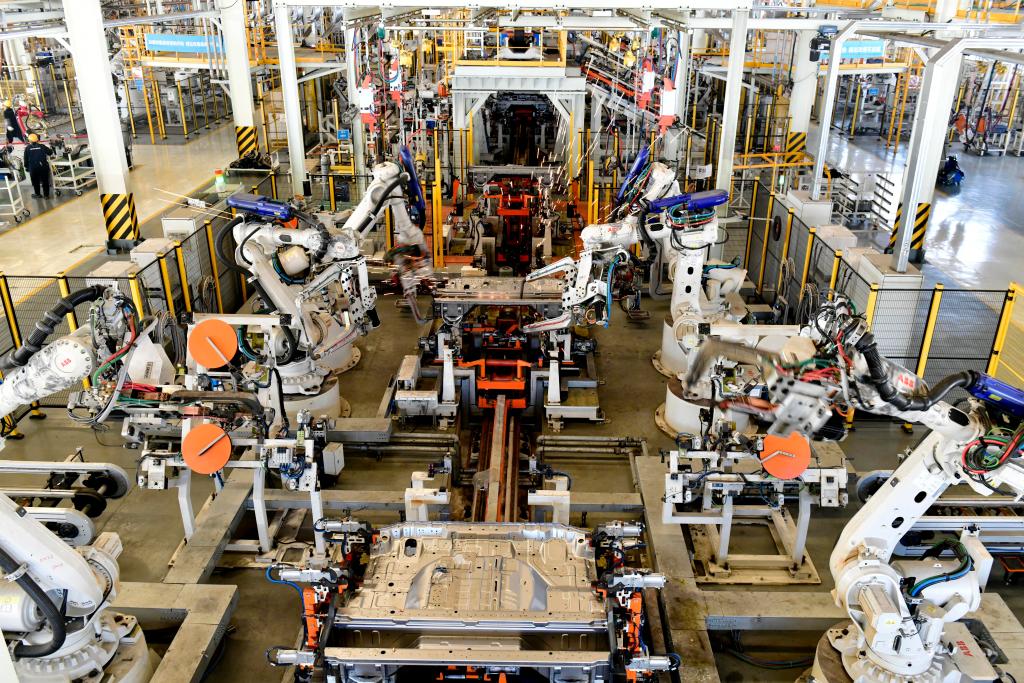 1月9日,在位于日照市五莲县的五征集团汽车焊装车间,工业机器人在焊装车身。新华社记者郭绪雷摄 .jpg 1月9日,在位于日照市五莲县的五征集团汽车焊装车间,工业机器人在焊装车身。新华社记者郭绪雷摄 .jpg