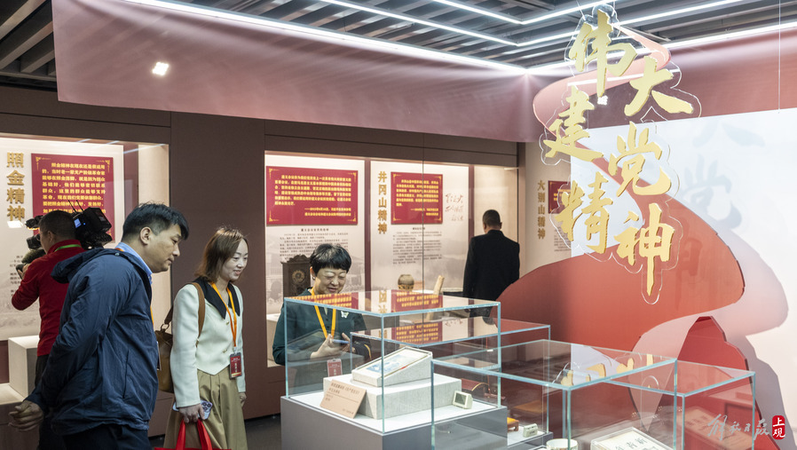 昨天，观众在参观“精神之路——中国共产党人伟大精神文物史料专题展”.jpeg