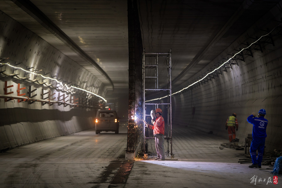 上海轨道交通“穿越长江第一隧”工程顺利贯通.jpg