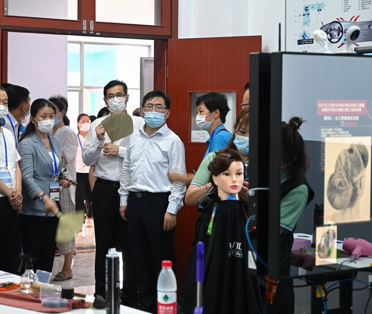 市、区两级领导观摩比赛现场.jpg 市、区两级领导观摩比赛现场.jpg