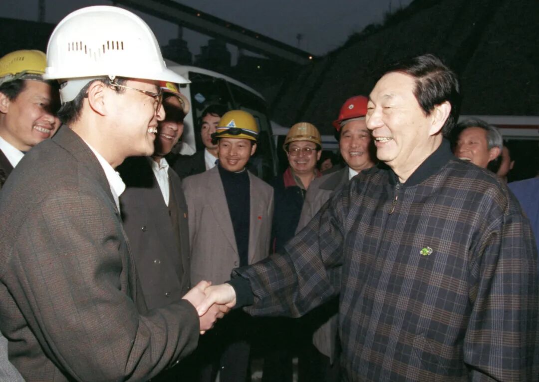 一九九八年十二月二十九日,朱镕基同志在三峡工程施工现场与技术人员亲切握手。.jpg
