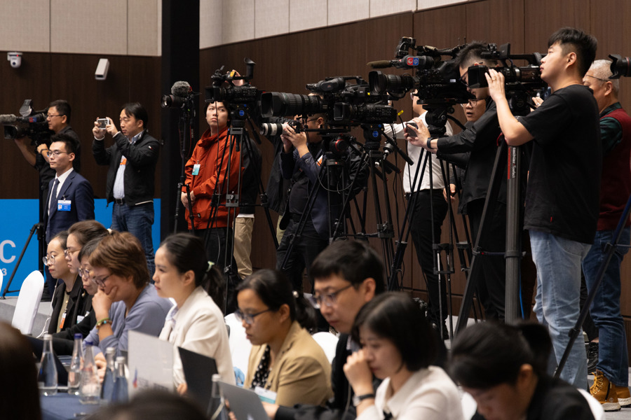 采访市咨会的记者在新闻发布会上.jpeg 采访市咨会的记者在新闻发布会上.jpeg