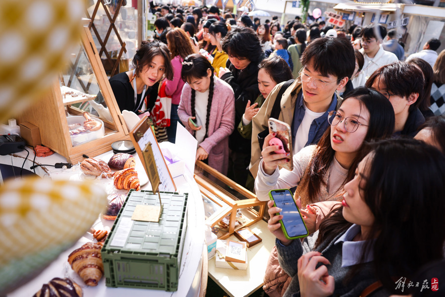 外滩漫步面包节热力登场，品鉴美好春日里的蓬松香甜气息.jpeg