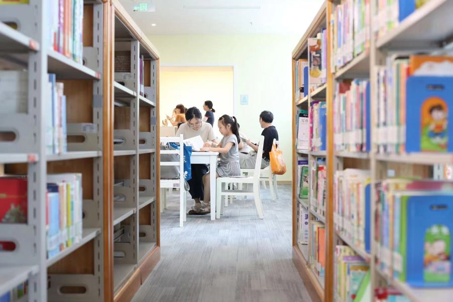 重装开放的虹口区图书馆将原场馆空间进一步融合贯通,营造沉浸式阅读氛围。记者 蒋迪雯 摄.jpg 重装开放的虹口区图书馆将原场馆空间进一步融合贯通,营造沉浸式阅读氛围。记者 蒋迪雯 摄.jpg