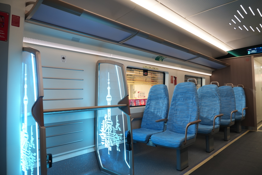 市域C型车的座椅排布采用纵横结合式，列车上还有无线充电、大件行李存放区等设计。上海申铁供图  .jpeg