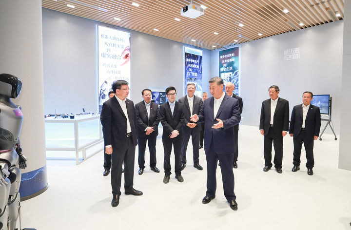 4月29日,中共中央总书记、国家主席、中央军委主席习近平在上海考察。这是习近平在位于徐汇区的上海“模速空间”大模型创新生态社区考察。新华社记者 王晔 摄.jpg