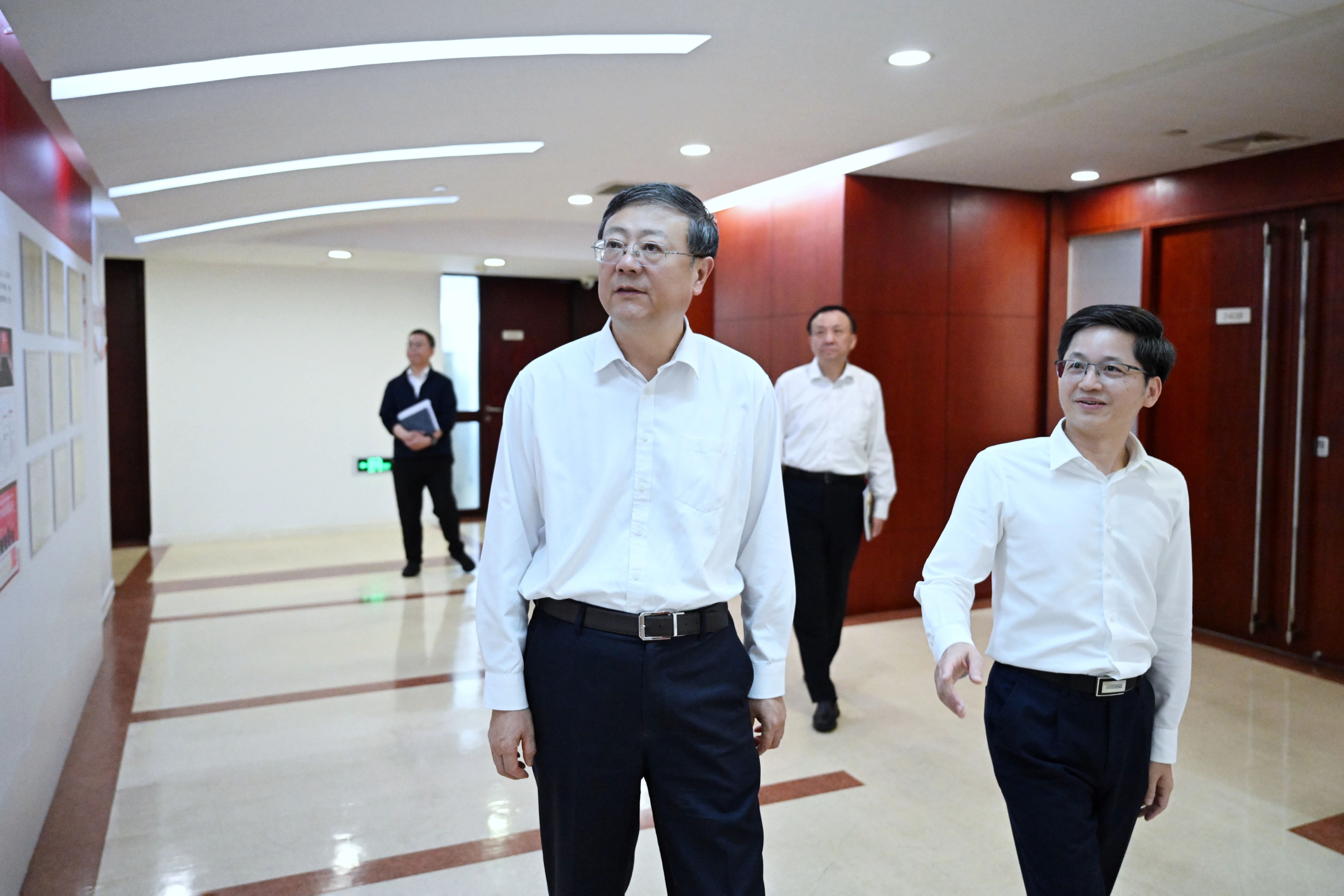 凝心聚力增强上海国际金融中心的竞争力和影响力！陈吉宁调研市金融工作党委