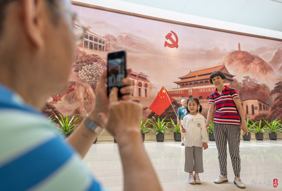 昨天,参观者在中共一大纪念馆拍照留念。.jpg 昨天,参观者在中共一大纪念馆拍照留念。.jpg