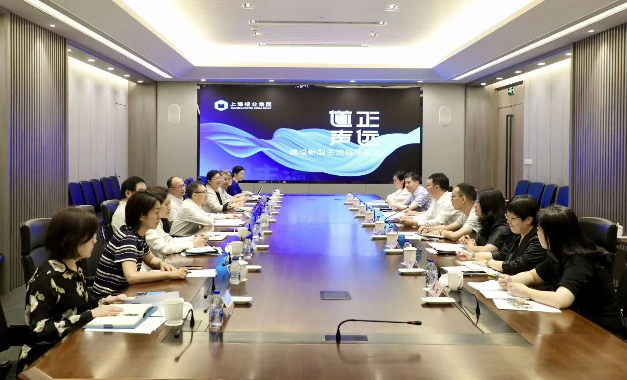 长宁区委书记孔福安带队走访上海报业集团2.jpg