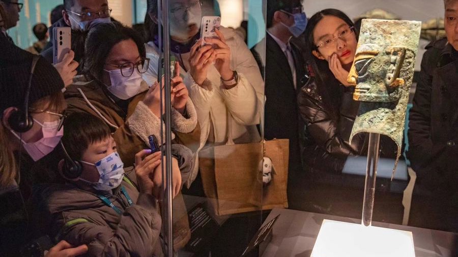 观众在“星耀中国:三星堆·金沙古蜀文明展”欣赏展品。.jpeg 观众在“星耀中国:三星堆·金沙古蜀文明展”欣赏展品。.jpeg