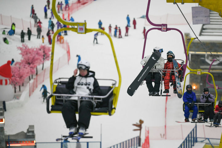 2025年1月12日,在成都热雪奇迹室内滑雪场,滑雪爱好者搭乘索道前往高级道。新华社记者 胥冰洁 摄.jpeg 2025年1月12日,在成都热雪奇迹室内滑雪场,滑雪爱好者搭乘索道前往高级道。新华社记者 胥冰洁 摄.jpeg
