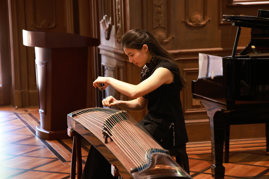 李力安古筝独奏《层层水澜》。 上海音乐学院供图.jpeg 李力安古筝独奏《层层水澜》。 上海音乐学院供图.jpeg