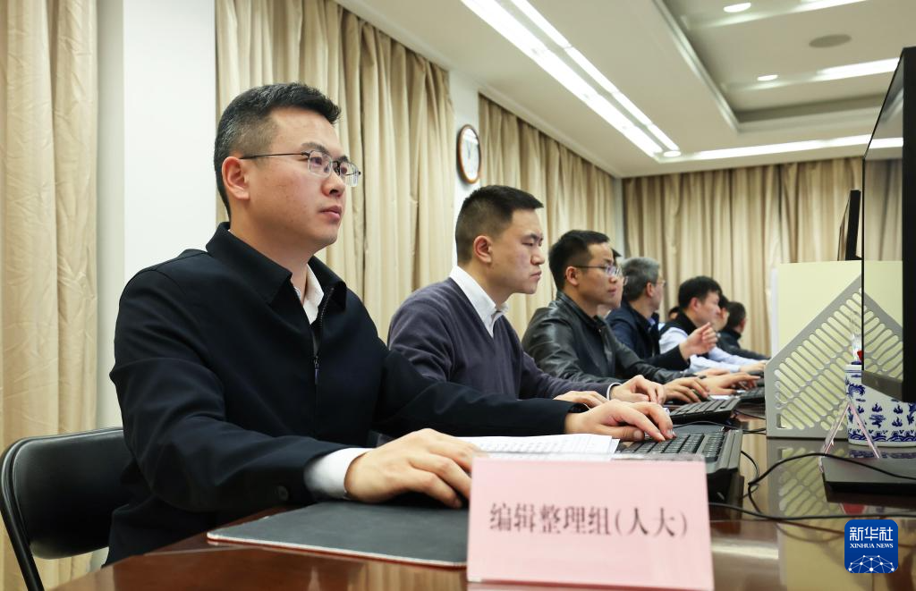 3月5日,工作人员将汇集的代表委员意见建议分类汇总。新华社记者 卢烨 摄.jpeg 3月5日,工作人员将汇集的代表委员意见建议分类汇总。新华社记者 卢烨 摄.jpeg