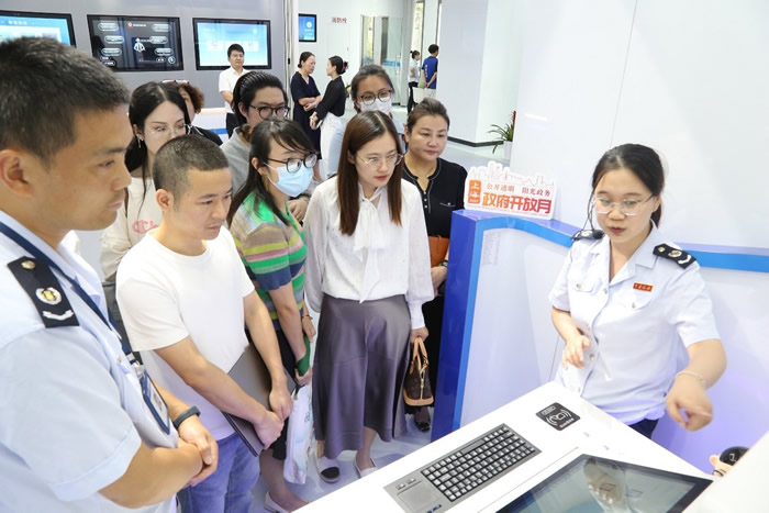 奉贤区税务局开展“政府开放月暨媒体记者请进来”活动