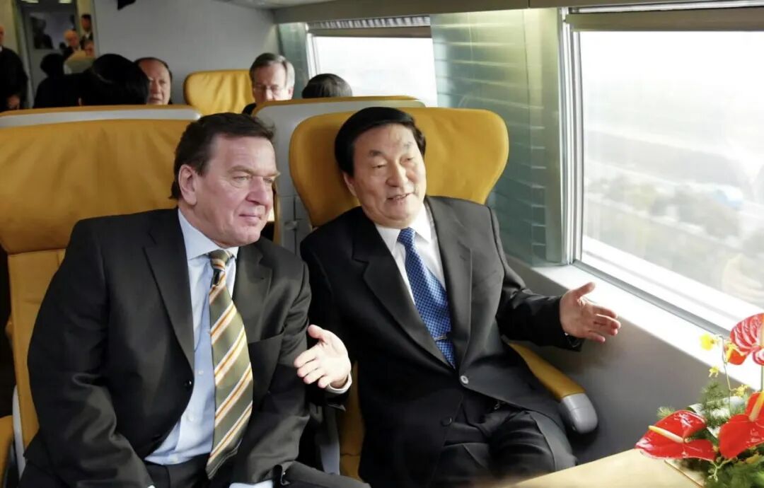 2002年12月31日,朱镕基同志和来华访问的德国总理施罗德在上海一同乘坐磁浮列车。.jpg