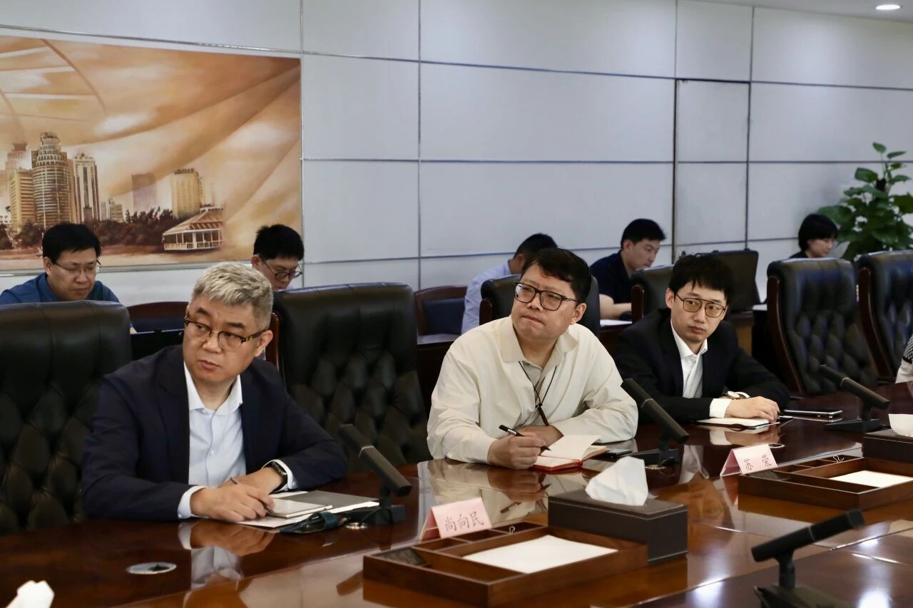 长宁区政府召开常务会议,研究“时尚长宁 悦享消费”等工作,公众代表列席并提出建议2.jpg