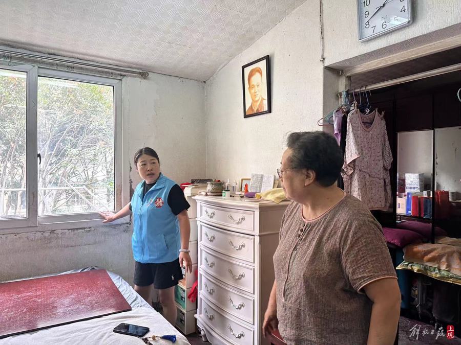 瞿中居委工作人员排查高龄独居老人家庭情况。受访者供图.jpg 瞿中居委工作人员排查高龄独居老人家庭情况。受访者供图.jpg