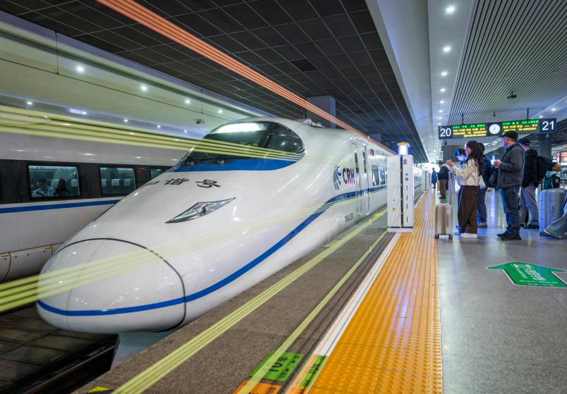 上海虹桥站试用升降式电子护栏 “六线谱 彩虹绳”