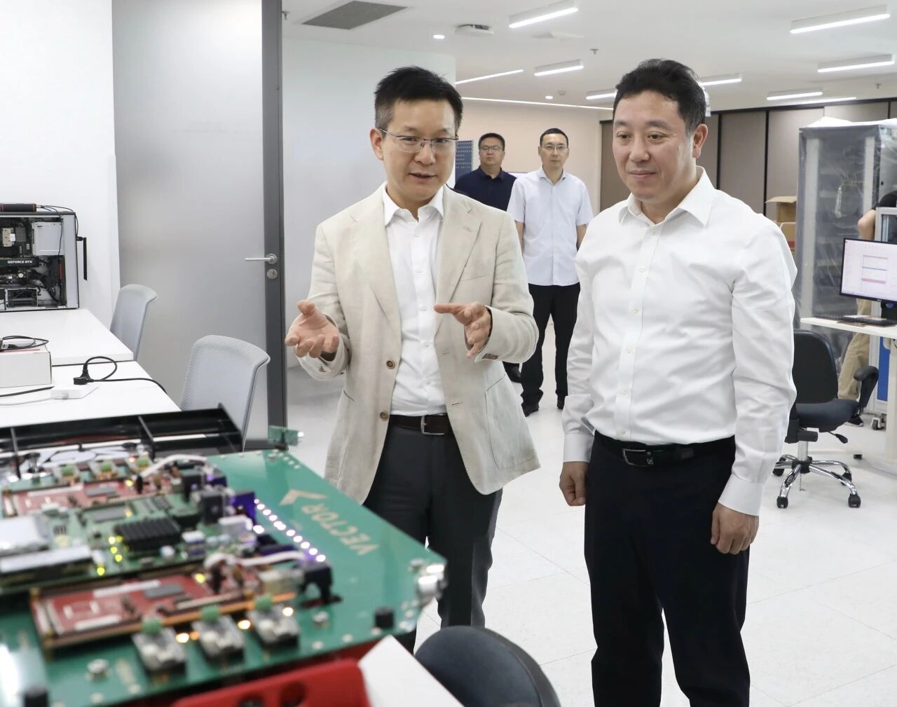 长宁区委书记孔福安调研区内重点企业2.jpg